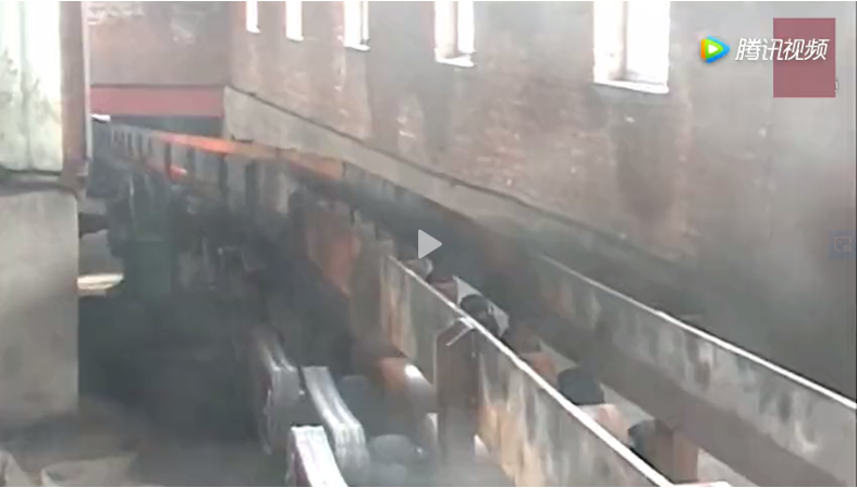 實拍軋鋼廠的壯觀場面，原來鋼筋都是這樣“扯”出來的